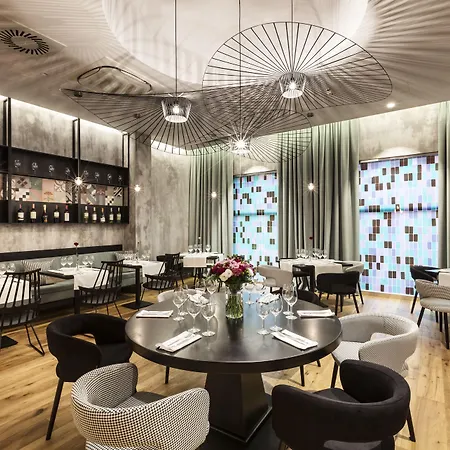 Отель Hotel Sadova